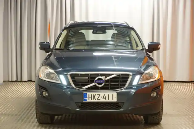Sininen Maastoauto, Volvo XC60 – HKZ-411