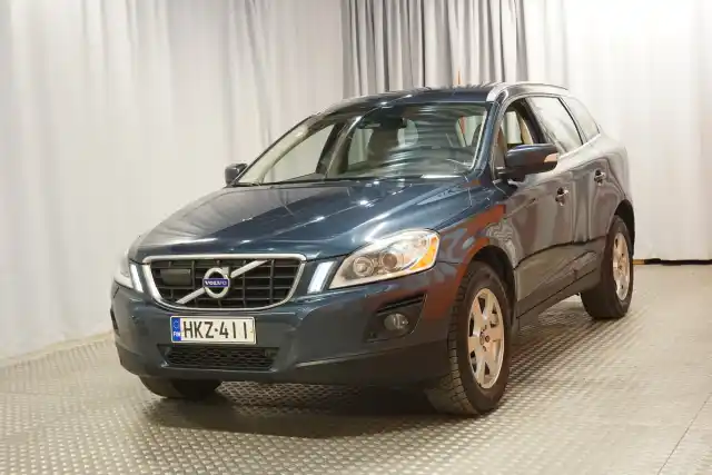 Sininen Maastoauto, Volvo XC60 – HKZ-411