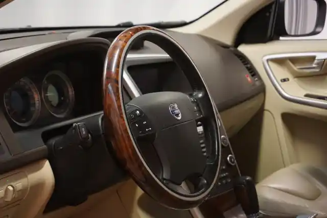 Sininen Maastoauto, Volvo XC60 – HKZ-411
