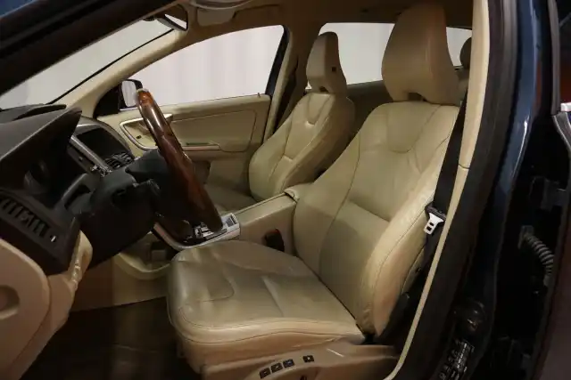 Sininen Maastoauto, Volvo XC60 – HKZ-411
