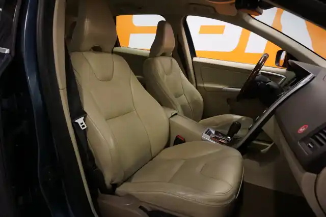 Sininen Maastoauto, Volvo XC60 – HKZ-411