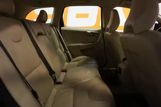 Sininen Maastoauto, Volvo XC60 – HKZ-411