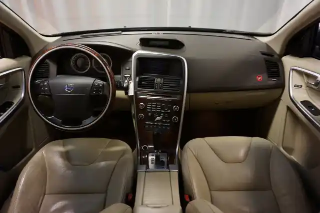 Sininen Maastoauto, Volvo XC60 – HKZ-411