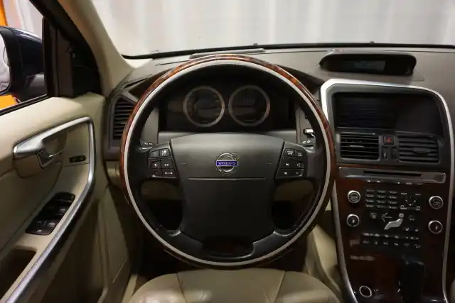 Sininen Maastoauto, Volvo XC60 – HKZ-411