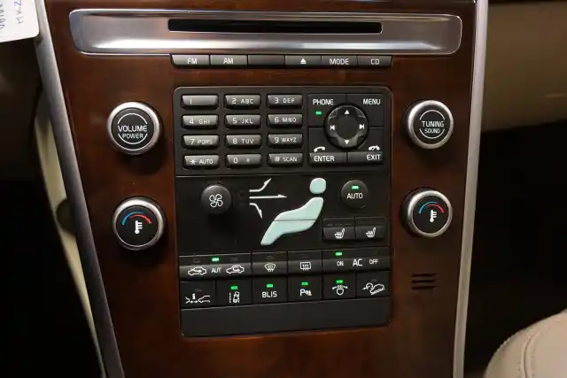 Sininen Maastoauto, Volvo XC60 – HKZ-411