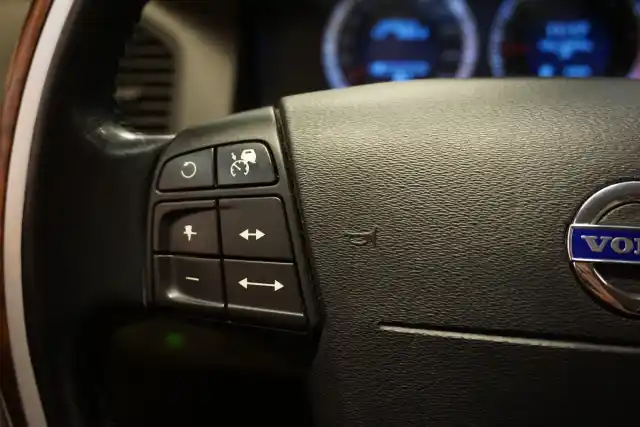 Sininen Maastoauto, Volvo XC60 – HKZ-411