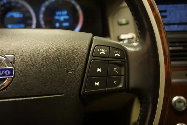 Sininen Maastoauto, Volvo XC60 – HKZ-411