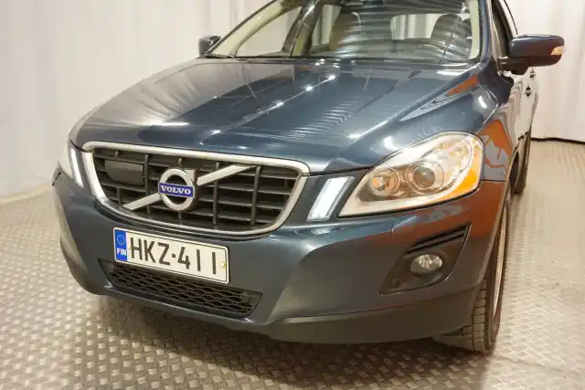 Sininen Maastoauto, Volvo XC60 – HKZ-411