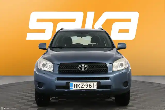 Sininen Maastoauto, Toyota RAV4 – HKZ-961