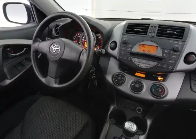 Sininen Maastoauto, Toyota RAV4 – HKZ-961