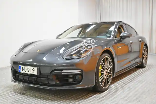 Harmaa Sedan, Porsche Panamera – HL-919