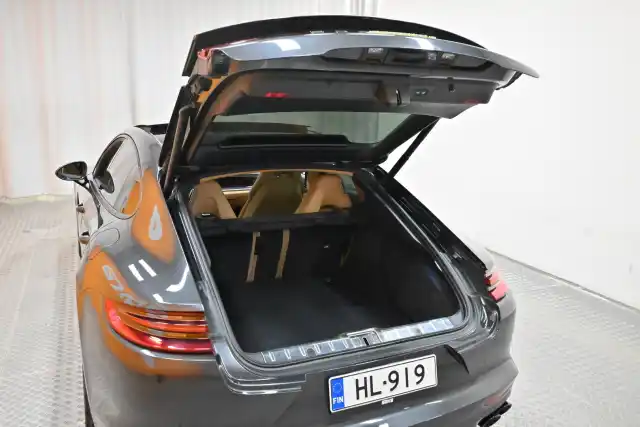 Harmaa Sedan, Porsche Panamera – HL-919