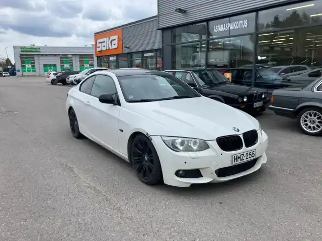 Valkoinen Coupe, BMW 330 – HMZ-255