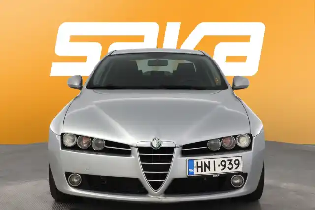 Harmaa Sedan, Alfa Romeo 159 – HNI-939