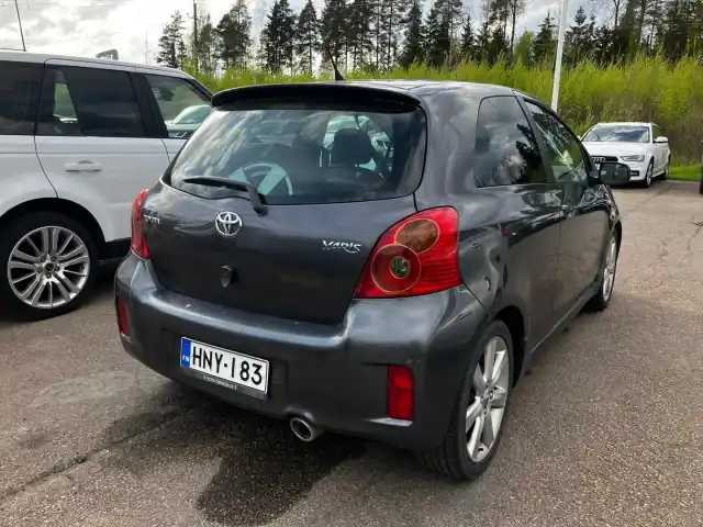Harmaa Viistoperä, Toyota Yaris – HNY-183