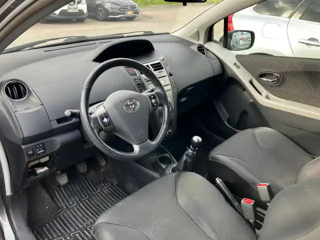 Harmaa Viistoperä, Toyota Yaris – HNY-183
