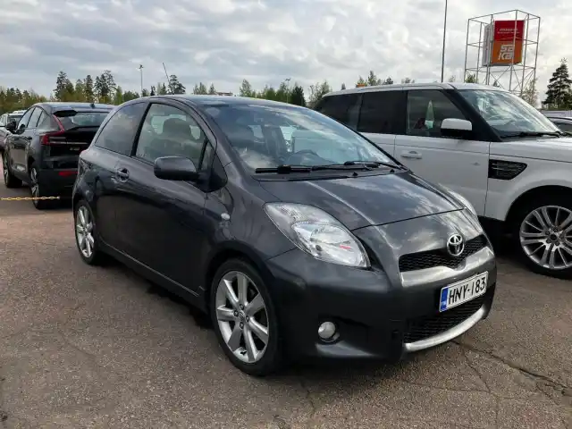 Harmaa Viistoperä, Toyota Yaris – HNY-183