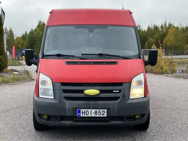 Punainen Tila-auto, Ford Transit – HOI-852