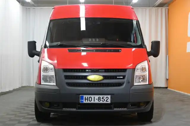 Punainen Tila-auto, Ford Transit – HOI-852