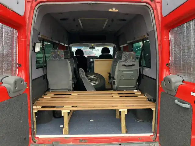 Punainen Tila-auto, Ford Transit – HOI-852