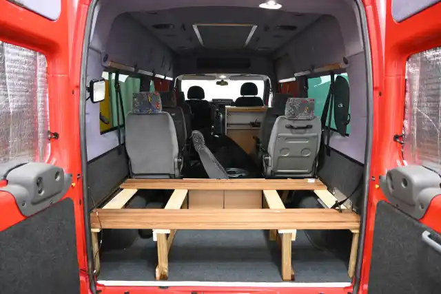 Punainen Tila-auto, Ford Transit – HOI-852