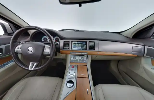 Ruskea (beige) Sedan, Jaguar XF – HOZ-153