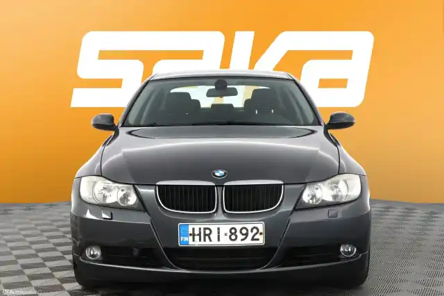 Harmaa Sedan, BMW 318 – HRI-892