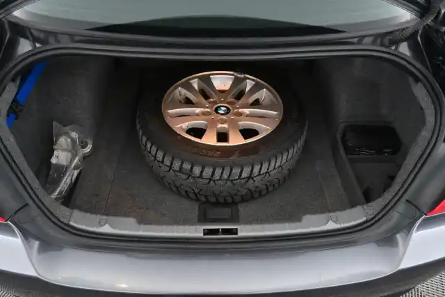 Harmaa Sedan, BMW 318 – HRI-892