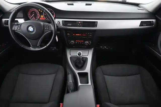 Harmaa Sedan, BMW 318 – HRI-892