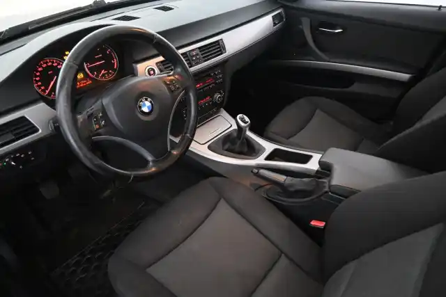 Harmaa Sedan, BMW 318 – HRI-892