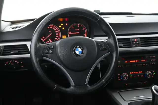 Harmaa Sedan, BMW 318 – HRI-892