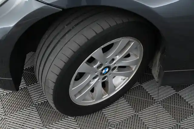 Harmaa Sedan, BMW 318 – HRI-892