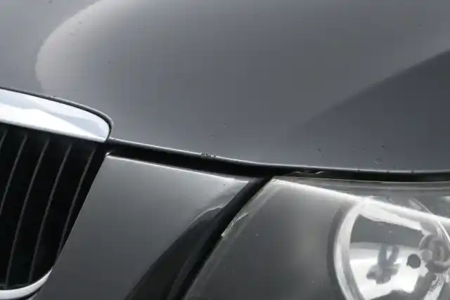Harmaa Sedan, BMW 318 – HRI-892