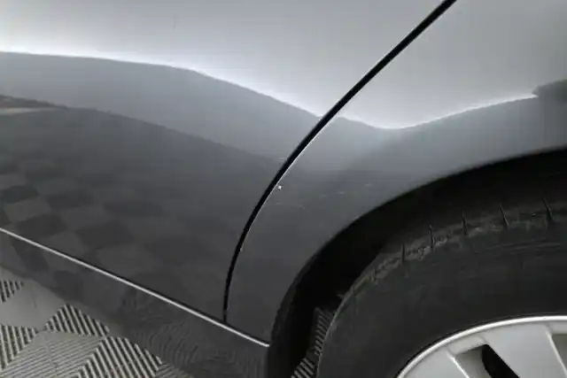 Harmaa Sedan, BMW 318 – HRI-892
