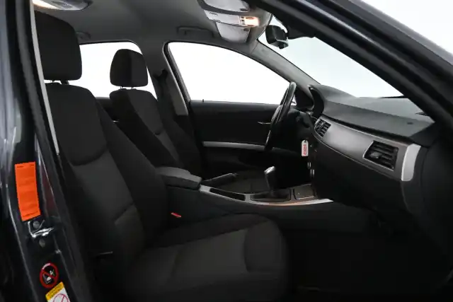 Harmaa Sedan, BMW 318 – HRI-892