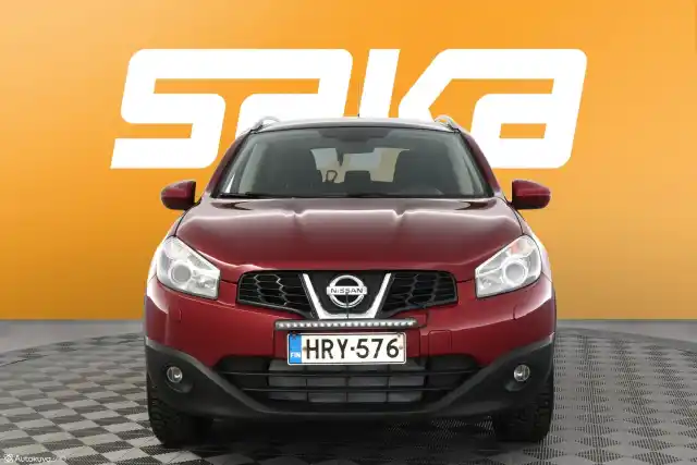 Punainen Maastoauto, Nissan Qashqai+2 – HRY-576