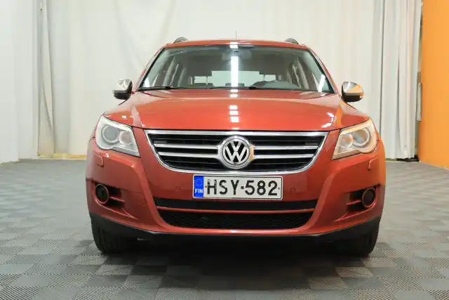 Punainen Maastoauto, Volkswagen Tiguan – HSY-582