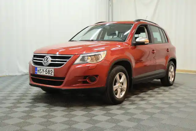 Punainen Maastoauto, Volkswagen Tiguan – HSY-582