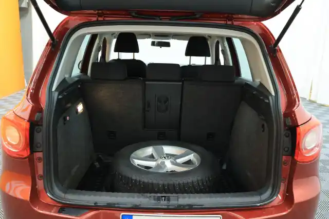 Punainen Maastoauto, Volkswagen Tiguan – HSY-582