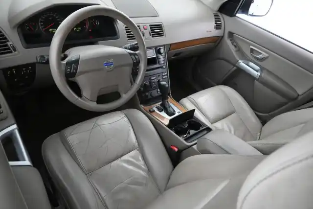 Sininen Farmari, Volvo XC90 – HUF-684