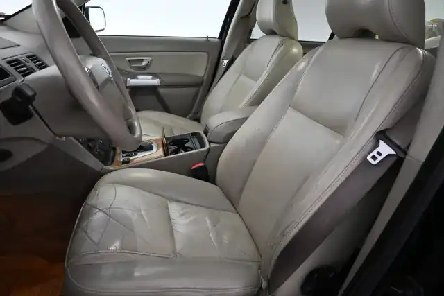 Sininen Farmari, Volvo XC90 – HUF-684
