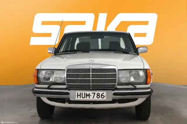 Valkoinen Sedan, Mercedes-Benz 200 – HUM-786