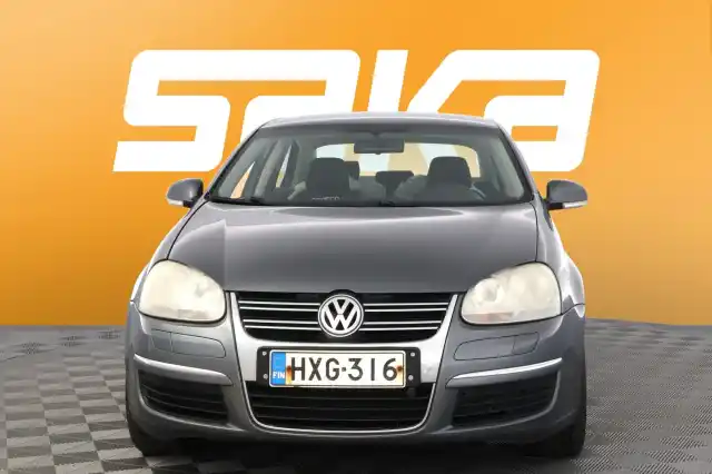 Harmaa Sedan, Volkswagen Jetta – HXG-316