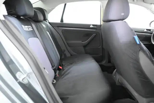 Harmaa Sedan, Volkswagen Jetta – HXG-316