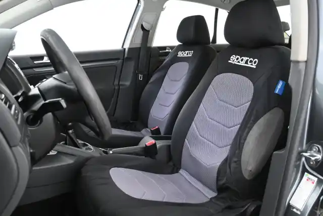 Harmaa Sedan, Volkswagen Jetta – HXG-316