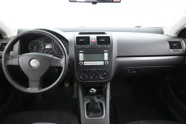 Harmaa Sedan, Volkswagen Jetta – HXG-316