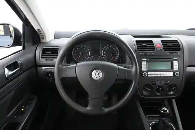 Harmaa Sedan, Volkswagen Jetta – HXG-316