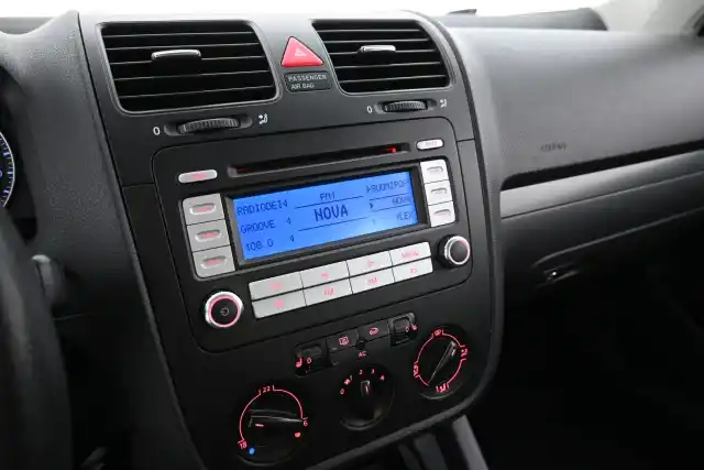 Harmaa Sedan, Volkswagen Jetta – HXG-316