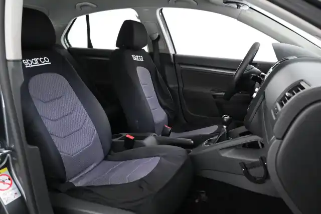 Harmaa Sedan, Volkswagen Jetta – HXG-316
