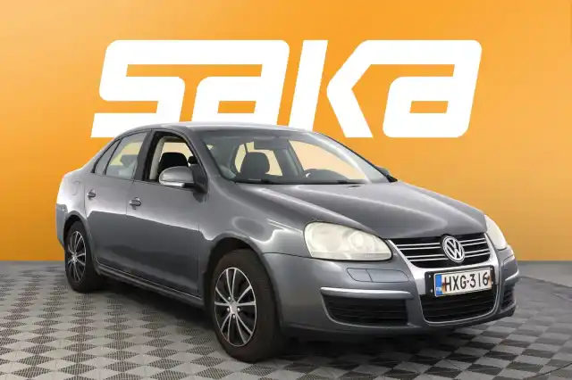 Harmaa Sedan, Volkswagen Jetta – HXG-316